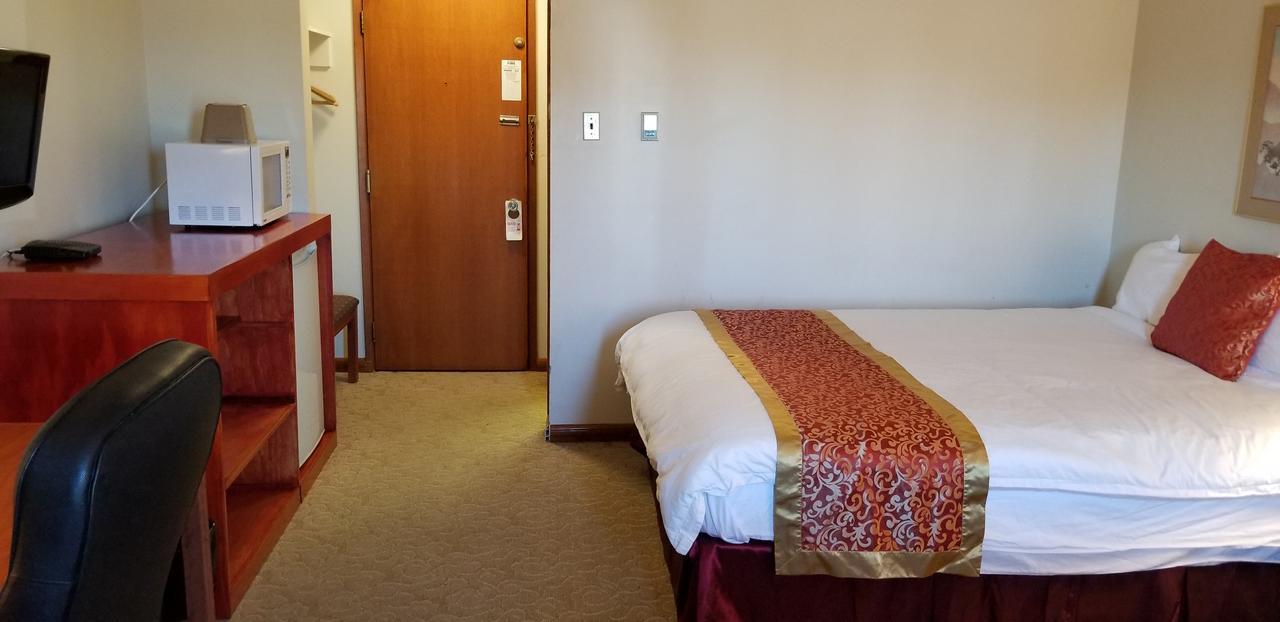 Redwood Motor Inn Брандон Экстерьер фото