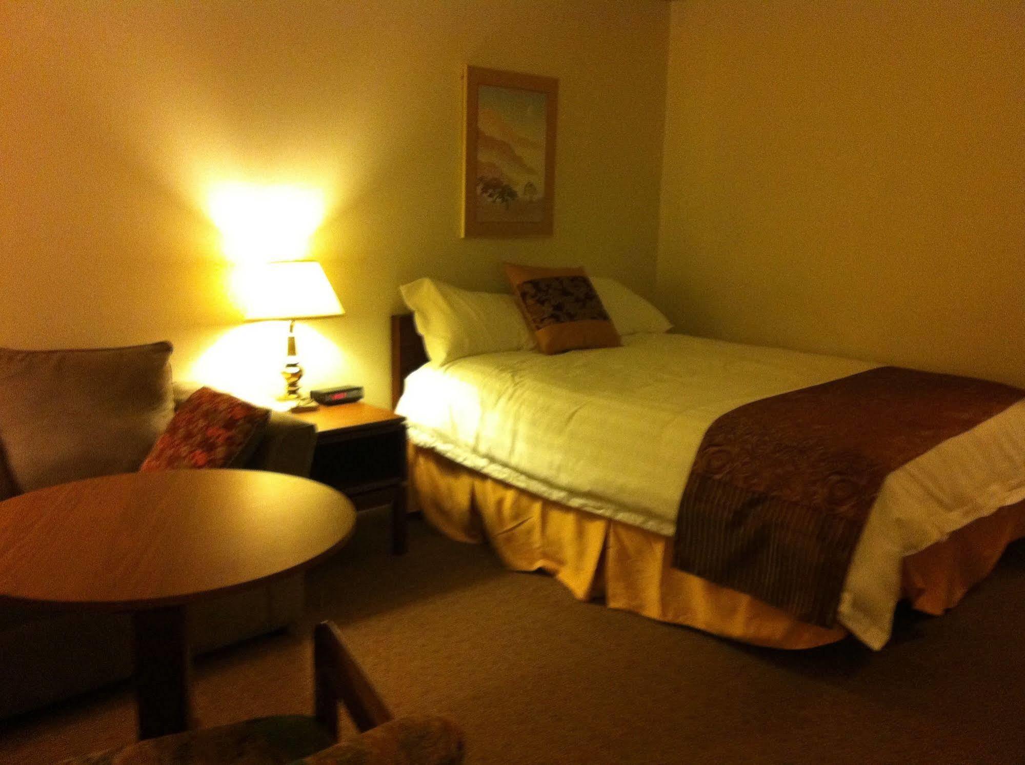 Redwood Motor Inn Брандон Экстерьер фото