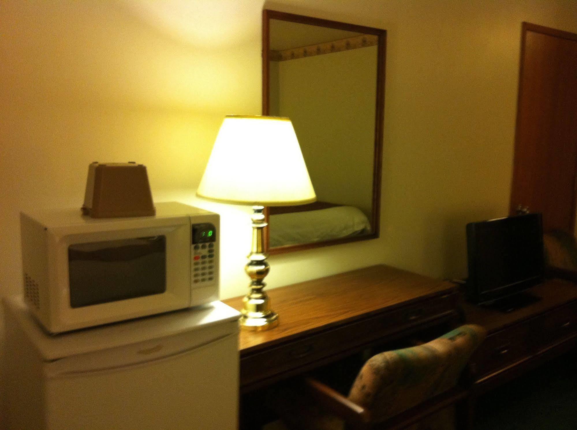 Redwood Motor Inn Брандон Экстерьер фото